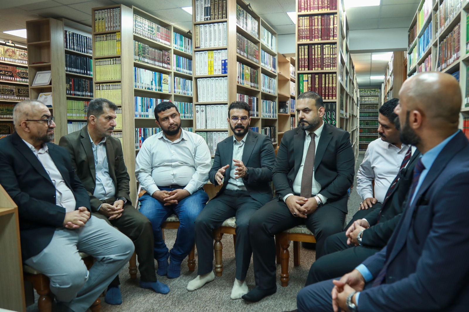 وفد مؤسسة الوافي يهدي مكتبة مسجد الكوفة نسخة من موسوعة فتوى الدفاع الكفائي